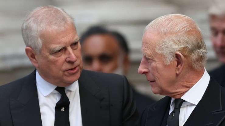 Král Karel III. zbavil prince Andrewa všech zbylých titulů.