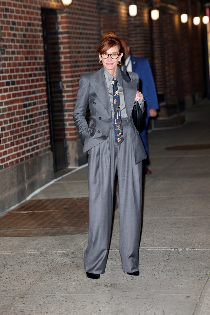Nedávno se herečka objevila v ulicích New Yorku ve velmi podobném outfitu.