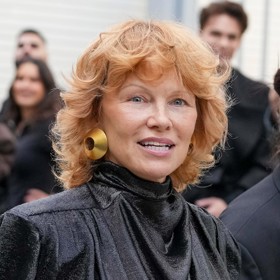 Také Pamela Anderson se rozhodla, že v ofině bude vypadat lépe. A nutno podotknout, že jí to sluší. Ať už má vlasy natupírované a nalakované po vzoru hrdinek Dynastie... 