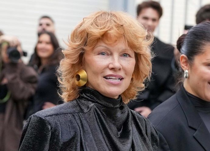 Také Pamela Anderson se rozhodla, že v ofině bude vypadat lépe. A nutno podotknout, že jí to sluší. Ať už má vlasy natupírované a nalakované po vzoru hrdinek Dynastie... 