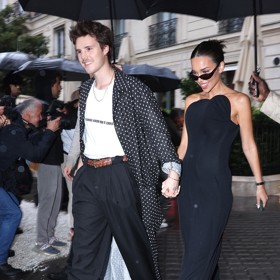 Cruz Beckham a Jackie Apostel dělí devítiletý věkový rozdíl. 