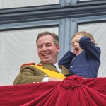 Následník lucemburského trůnu Charles je východnější kopií britského prince Louise. Oba mají v lásce výstřední grimasy, zacpávání uší a klukoviny během význačných akcí svých rodičů. Charles na snímku s tátou Guillaumem V., který byl v pátek slavnostně uveden do funkce velkovévody.