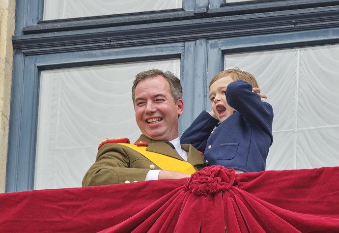 Následník lucemburského trůnu Charles je východnější kopií britského prince Louise. Oba mají v lásce výstřední grimasy, zacpávání uší a klukoviny během význačných akcí svých rodičů. Charles na snímku s tátou Guillaumem V., který byl v pátek slavnostně uveden do funkce velkovévody.