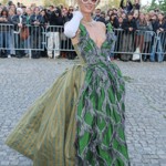 Podnikatelka Paris Hilton naopak nechtěla v šatech od Vivienne Westwood ukázat nic moc.