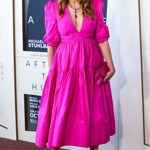 Julia Roberts rozzářila premiéru svého nejnovějšího filmu Obvinění "barbínovsky" růžovými šaty Greta Constantine, které jsme na ní ne náhodou viděli téměř přesně před třemi lety.