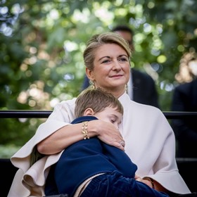 Během slavnostní cesty po lucemburských městech v rámci nástupu Guillaumea V. na trůn pak bezostyšně usnul v mámině náručí.