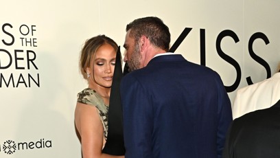 FOTO: Ben Affleck něco šeptal JLo do ucha.