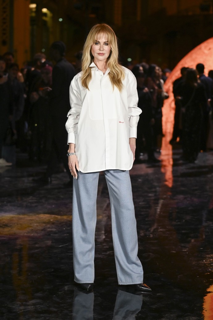 Nicole s ní zazářila na pařížském týdnu módy. Jejím autorem je její dvorní vlasový stylista.