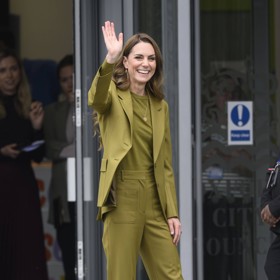 Kate oblékla olivový oblek od Victorie Beckham.
