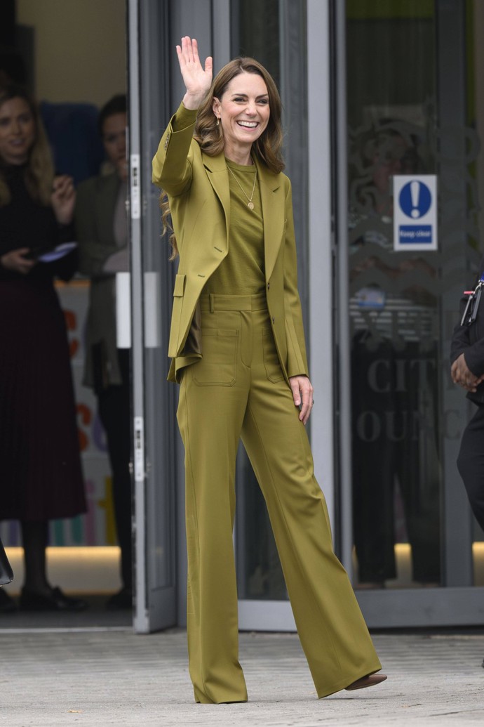 Kate oblékla olivový oblek od Victorie Beckham.