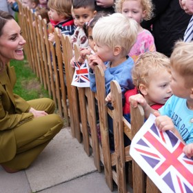 Kate Middleton si povídala s dětmi.