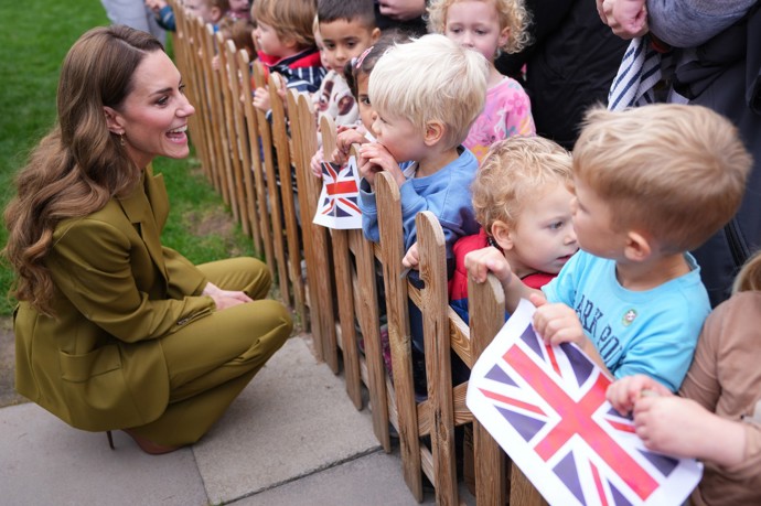 Kate Middleton si povídala s dětmi.