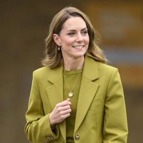 Kate Middleton oblékla zelený komplet.