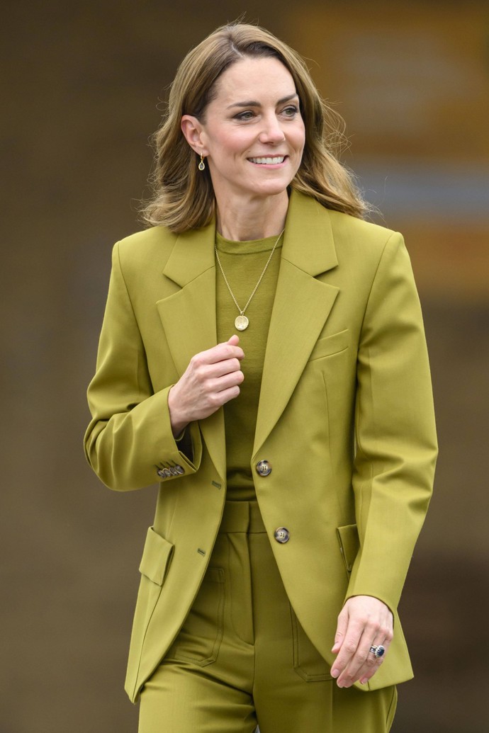 Kate Middleton oblékla zelený komplet.