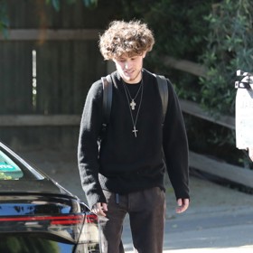 Dukea Keatona nafotili paparazzi krátce po maminčině smrti se dvěma přívěsky ve tvaru kříže na krku. Přesně tak to milovala i Diane.