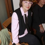Herečka a zpěvačka zvolila outfit, který kombinuje klasiku s trendy a praktičnost se stylem.