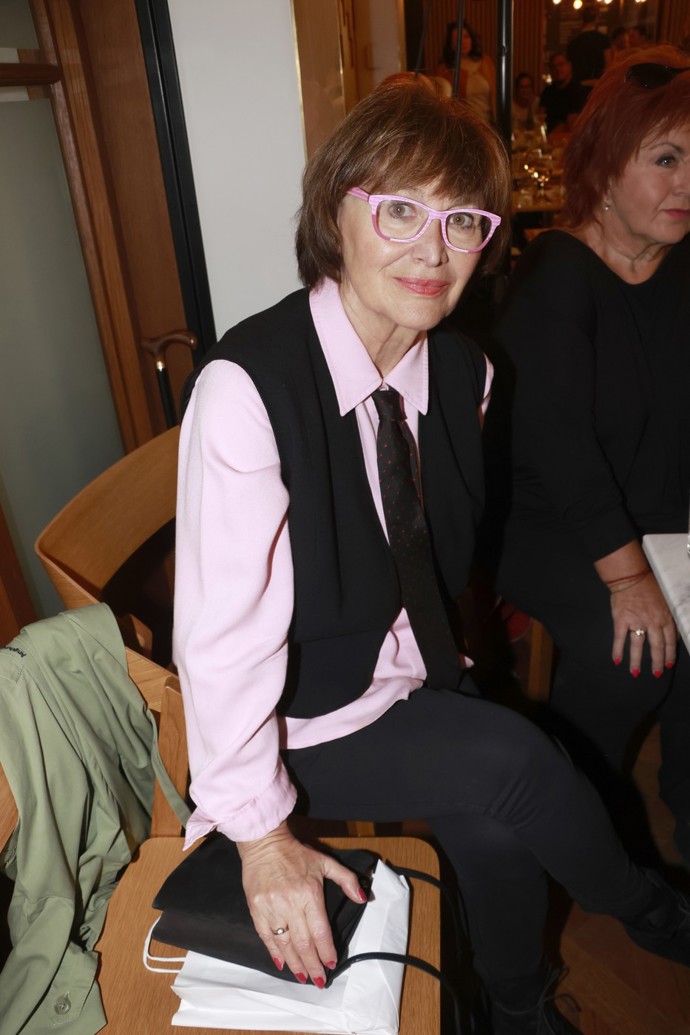 Herečka a zpěvačka zvolila outfit, který kombinuje klasiku s trendy a praktičnost se stylem.