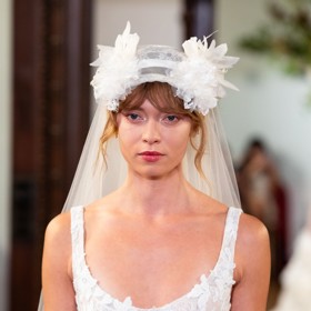 Květiny se nebudou nosit jen na šatech, ale i ve vlasech. Právě doplňky pomohou vytvářet ucelený look, který působí jako vyprávění – o romantice, kráse i síle nevěsty.