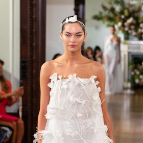 V kurzu jsou čelenky i síťky přes obličej v retro stylu. A nevěsty se nemusí bát ani rozpustilých mini délek, které byly v hitem už v 60. letech 20. století.