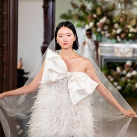 V kurzu budou i hravé mini šaty s aplikacemi, které navíc může zdobit i jeden dominantní prvek, například velká mašle.