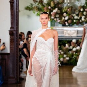 Pokud jde o materiály, kromě krajky zůstává velkým favoritem také tyl. Ten můžete vrstvit, ale odvážnější nevěsty se do něj jen lehce zahalí.