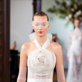 Svatební trendy pro příští rok hovoří jasně: těšit se můžeme na záplavu malých i velkých květin. A to nejen v podobě klasických výšivek, ale i výrazných 3D provedeních