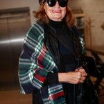 Eva Holubová se nebojí s módou pohrát. Kromě originálních doplňků si dala záležet i na rudé rtěnce a červeně nalakovaných nehtech, nechyběly jí dokonce ani stylové sluneční brýle.