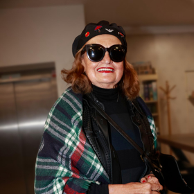 Eva Holubová se nebojí s módou pohrát. Kromě originálních doplňků si dala záležet i na rudé rtěnce a červeně nalakovaných nehtech, nechyběly jí dokonce ani stylové sluneční brýle.