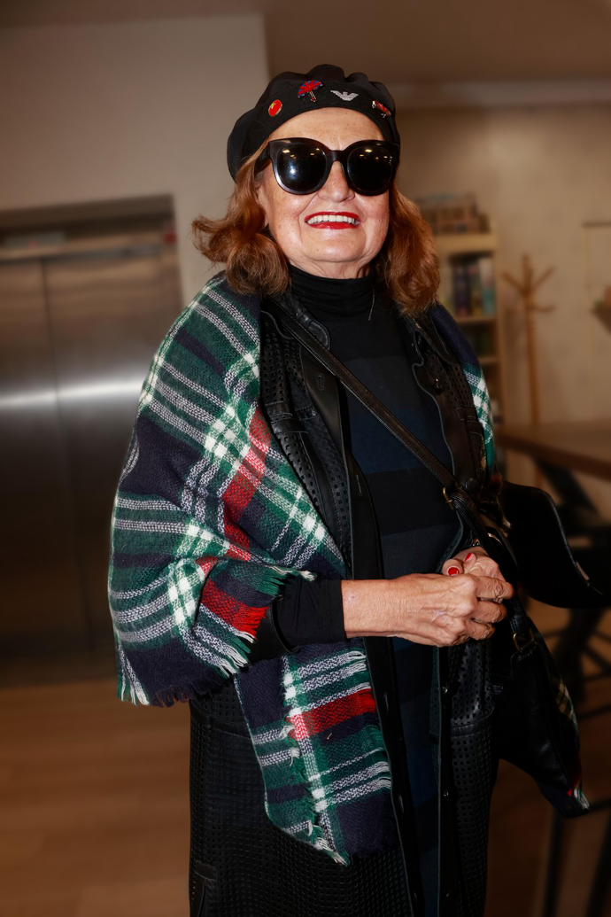Eva Holubová se nebojí s módou pohrát. Kromě originálních doplňků si dala záležet i na rudé rtěnce a červeně nalakovaných nehtech, nechyběly jí dokonce ani stylové sluneční brýle.