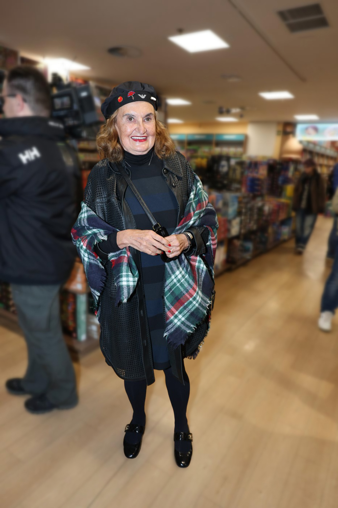 Herečka vsadila na kombinaci hravosti a elegance. Dohromady tak poskládala překvapivě originální a výrazný podzimní outfit, kterému nechyběla osobitost