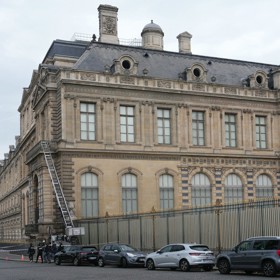 Louvre je v rekonstrukci. Zloději použili nákladní výtah.