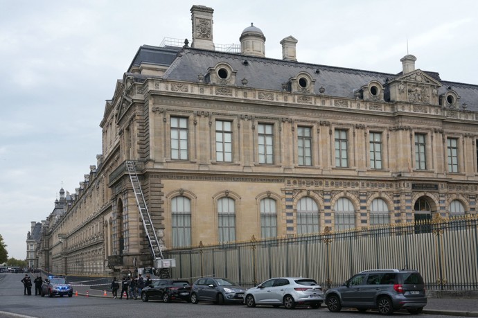 Louvre je v rekonstrukci. Zloději použili nákladní výtah.