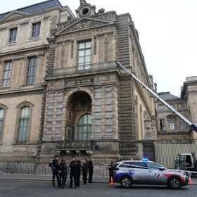 Policisté hlídkují před Louvrem.