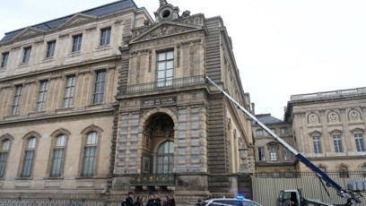 FOTO: Policisté hlídkují před Louvrem.