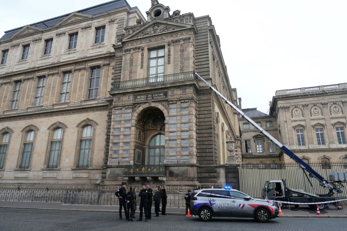 Policisté hlídkují před Louvrem.