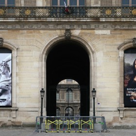 Louvre je po krádeži uzavřen.