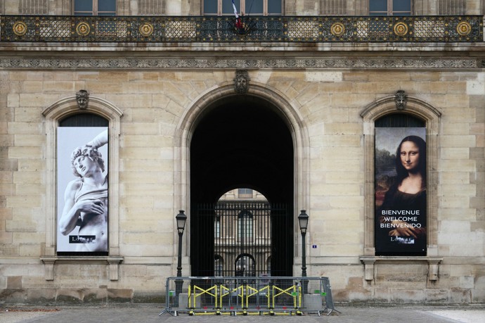 Louvre je po krádeži uzavřen.