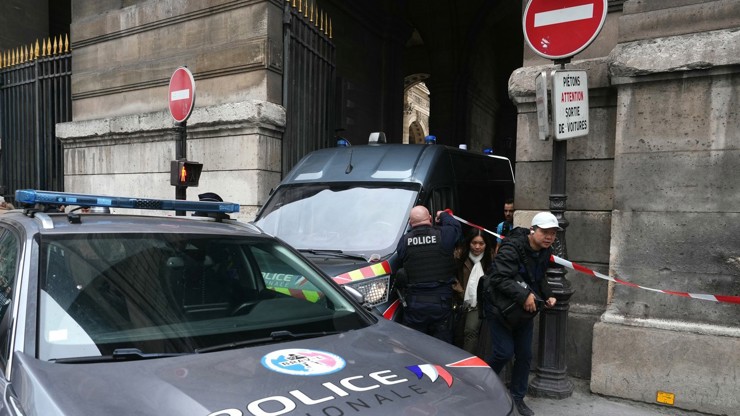Louvre v obležení policistů.