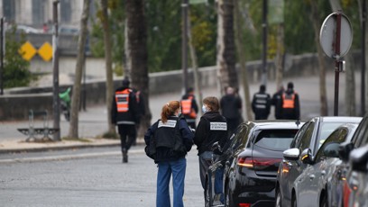 FOTO: Před Louvrem hlídkují policisté.