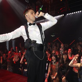 Zpěvák odpálil comeback na koncertě pro fanoušky.