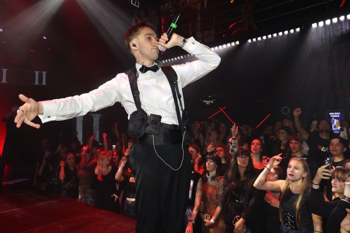 Zpěvák odpálil comeback na koncertě pro fanoušky.