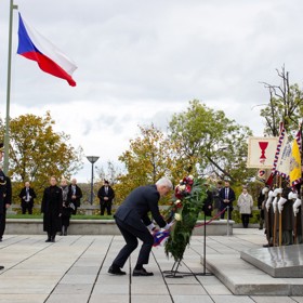 Prezident Petr Pavel pokládá věnec u hrobu Neznámého vojína na Vítkově.