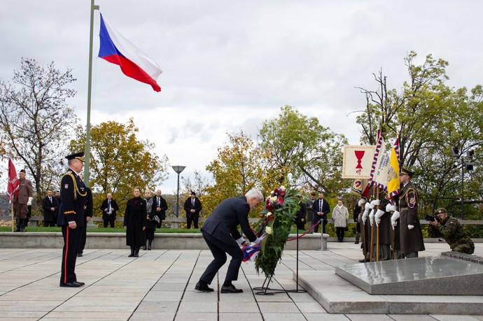 Prezident Petr Pavel pokládá věnec u hrobu Neznámého vojína na Vítkově.