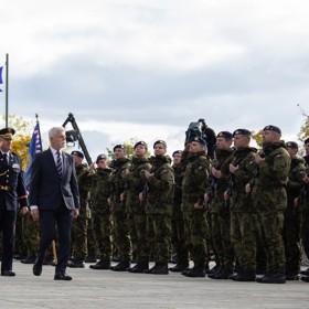 Nad Vítkovem proletěly armádní vrtulníky a letouny na závěr piety.
