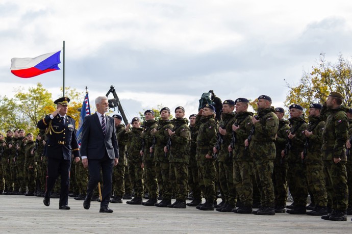 Nad Vítkovem proletěly armádní vrtulníky a letouny na závěr piety.
