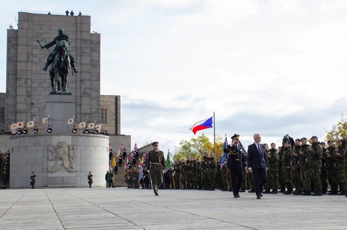 Vojáci přinesli historické armádní prapory na čestný dvůr památníku.