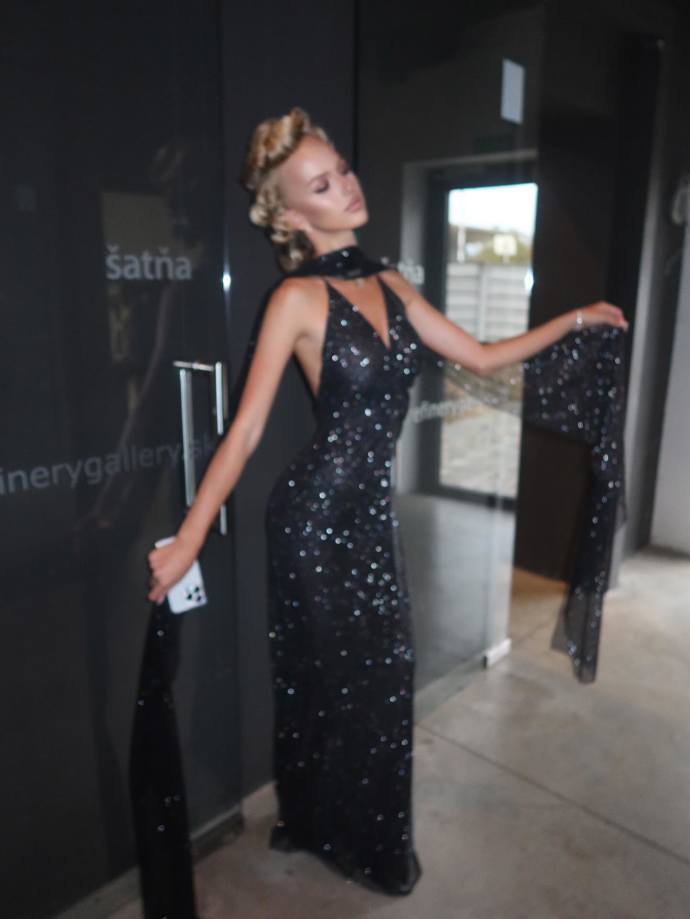 Salma Hájek se připravuje na módní přehlídku.