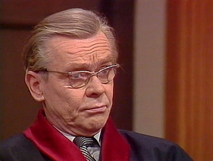 Eduard Cupák přišel během války o otce a babičku. Bylo mu znemožněno hrát v divadlech, ale prosadil se ve filmu. První příležitost mu dal režisér Václav Krška.