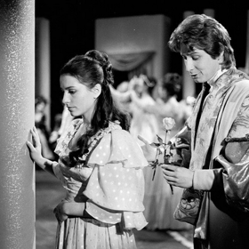 O čem je televizní pohádka Perly a růže? V jednom království žila se svým otcem králem princezna, které, když se smála, padaly z úst růže, a když plakala, tekly jí z očí pravé perly. Po příchodu nové královny, chamtivé macechy, to s ní ale nevypadá dobře... Na snímku Michaela Kuklová a Petr Svoboda.