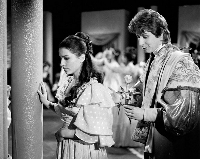 O čem je televizní pohádka Perly a růže? V jednom království žila se svým otcem králem princezna, které, když se smála, padaly z úst růže, a když plakala, tekly jí z očí pravé perly. Po příchodu nové královny, chamtivé macechy, to s ní ale nevypadá dobře... Na snímku Michaela Kuklová a Petr Svoboda.